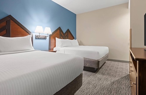 Tannersville Hotel | Make Yourself At Home! Indoor Waterpark, Backyard Ski Slopes! Self-Parking!