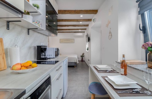 Hreljin House | Make yourself comfortable for two in this compact vacation apartment with sea view.