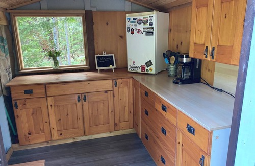 Crawford Bay Cabin | Makinaak Crossing - Tiny Cabin Escape