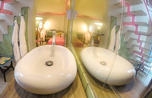 Centro Havana Hotel | Malecon 663