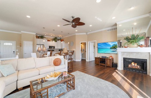 Osage Beach House | Malibu Escape:Quiet Cove Retreat