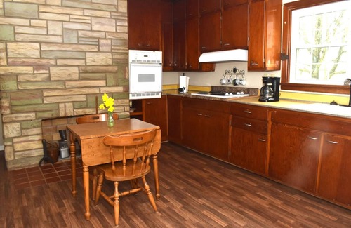 Drake House | Mammoth Cave. Beech Bend and NCM racing. Stocked Firepit. Farmhouse decor. Relax