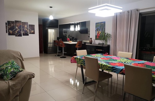 Faaa House | Manapiti on the hill, in luxury residence Pamatai Hills, close to airport