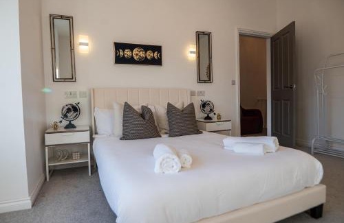 Middleton House | Manchester - 4 Beds - Sleeps 7 - Street Parking