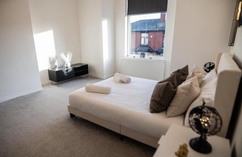 Middleton House | Manchester - 4 Beds - Sleeps 7 - Street Parking