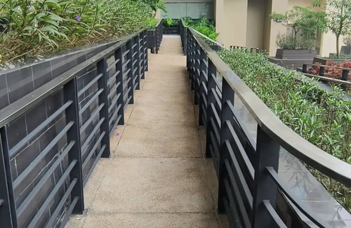 Socorro Apartment | Manhattan plaza 2 araneta cubao with Balcony karaoke, netflix, washing machine