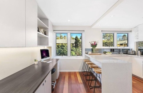 Manly Apartment | Manly - Free parking, WIFI, Office, Pool, Coffee Machine