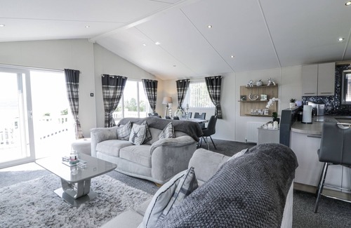 Wemyss Bay Cottage | MANOR HEIGHTS LODGE, pet friendly, with a garden in Wemyss Bay