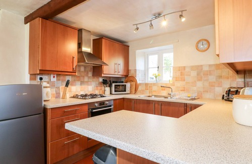 North Luffenham Cottage | MANOR VIEW, pet friendly, with a garden in Edith Weston