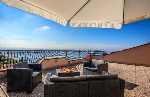 San Marco d'Alunzio Apartment | Mansarda sopra il mare