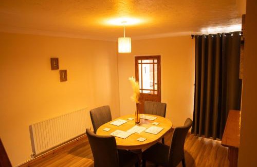 Skegby Apartment | Mansfield House - Sleeps 10, Free Parking, WiFi - Weekly & Monthly Stay Deals!