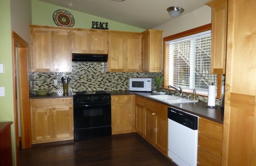 Manzanita House | Manzanita Lover's Bungalow; Perfect for "TWO"; 1/2 Block from Beach