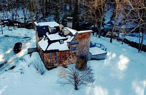 Hancock House | Maple Castle – Cozy Riverside Retreat with Hot Tub, Trails & Fireplace
