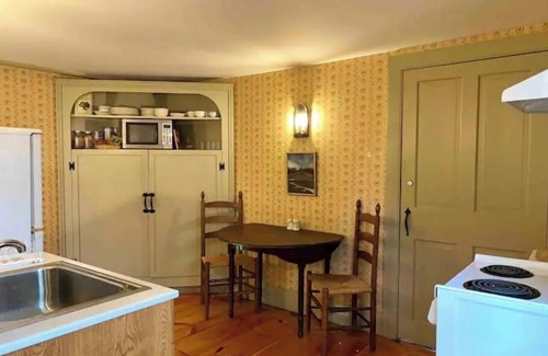 Northampton Apartment | Maple Suite- Private Ground Floor Apartment in front of Smith College