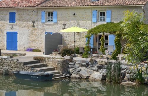 La Taillee House | MARAIS POITEVIN bord rivière pêche ,barque, vélos, wifi, linge, cheminée, cuisine, terrain de boules