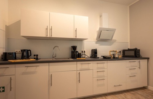 Gera Apartment | Maremar Apartments Design Boxspringbett Küche Zentral Arbeitsplatz