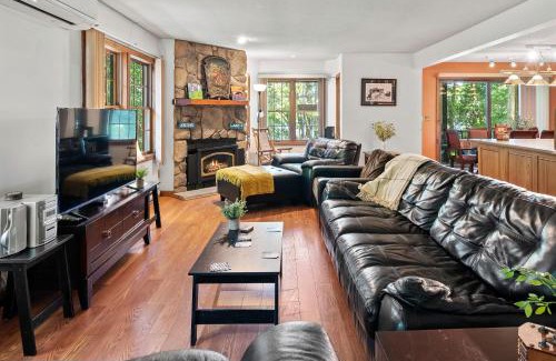 Greentown House | Marina Village by AvantStay Walk to Lake Marina Balcony Patio