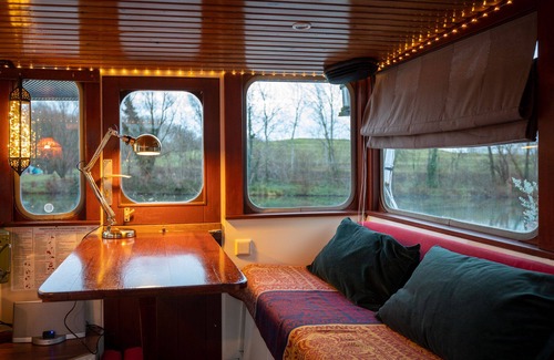 Bois Blancs Boat Rental | Mariner's cabin in barge in Lille's green lung