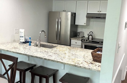 Harbour Town Condo | Mariner’s Way Retreat-Steps from Lighthouse & Harbour Town pool pass provided