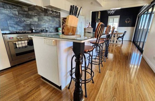 Stanthorpe Cottage | Marlay View Cottage. Luxurious, modern, spacious.