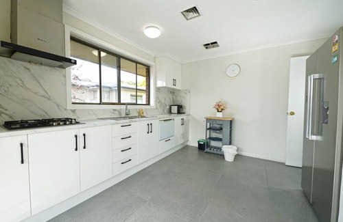 Ringwood House | Maroondah 3BR Brick House Free Wi-Fi Parking
