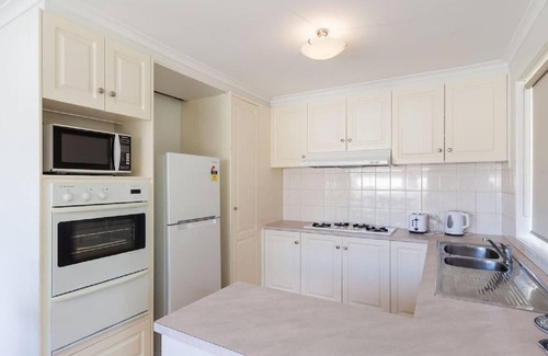 Kilsyth House | Maroondah Pet Friendly 3 Bedroom House - peaceful large garden free parking