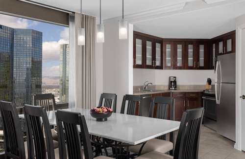 Las Vegas Apartment | Marriott Grand Chateau F1 Race Week 2 BR SUITE; Plus 2 Raider home games.