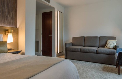 Midtown Resort | Marriott's Vacation Club Pulse King Guest Room (Empire State Building View)
