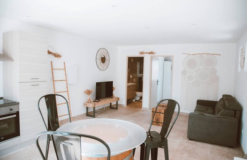 Saint-Laurent-d'Aigouze Apartment | Marselan - Mas des Jeux Holiday Homes