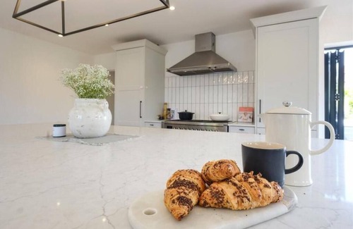 Axford House | Marvellous Marlborough Views with Hot Tub - Great walks, food and shopping
