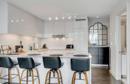 Downtown Edmonton Apartment | Mary - Downtown Luxury Suite with City Views