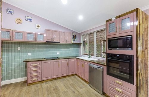 Gympie House | Mary's Manor - Stylish & Luxurious 3 Bedroom House - Pets Allowed!