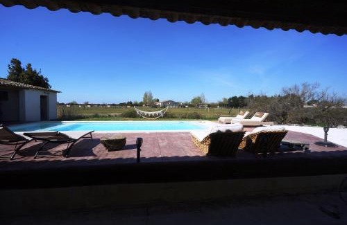 Saintes-Maries-de-la-Mer Bed & Breakfast | Mas Lou Caloun - Chambre d'Hôte face à la piscine en Camargue - Les Saintes Maries de la Mer