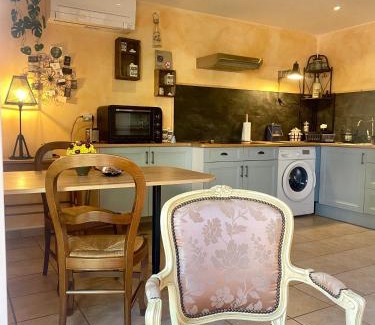 Saint-Michel-de-Llotes Bed & Breakfast | "MAS TRAMONTANE "chambres d'hôtes et studio avec piscine dans parc arboré