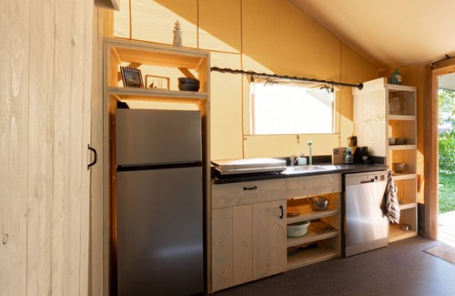Sille-le-Philippe Ski Chalet | MASAI MARA Lodge Tent, home comforts and open-air pleasure