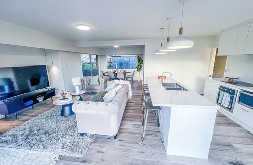 Pakuranga House | Masina & Moana cosy guest homes in East Auckland, ideal for large groups.