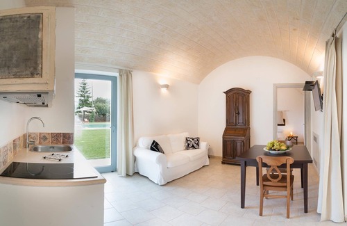 Ceglie Messapica Cottage | Masseria Il Mandorlo Fiorito x 8 The Most Beautiful in Itria Valley Private Pool.