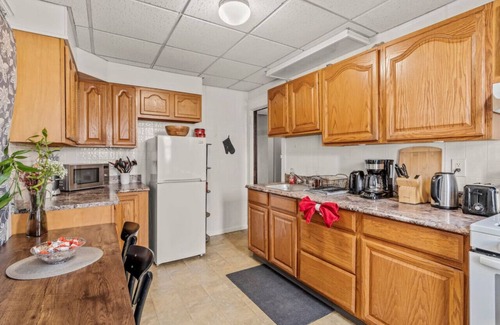 Swarthmore Apartment | Massive 1B/1B - King-Bed & Lounge/Living Room & Sunroom w/Parking!