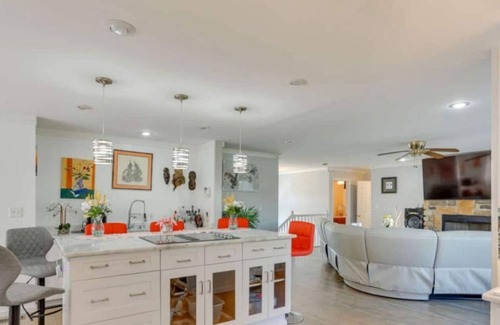 Harrisburg House | Massive 6 bedroom with Hot Tub!