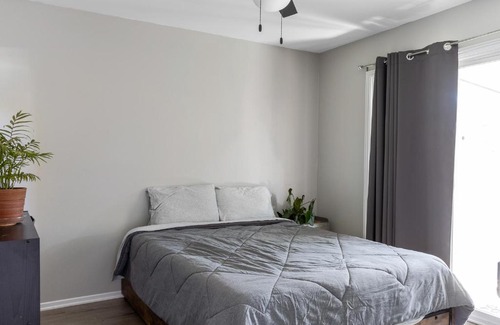 Ventura House | Master Bedroom w/ Private Bathroom (Must like dogs)