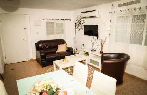 Emek HaMaayanot House | Master hosting Gal