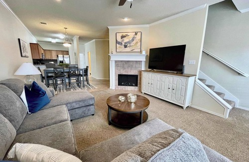 South Overton House | Matador on Main - 3BR/3.5BA - Walk to Tech