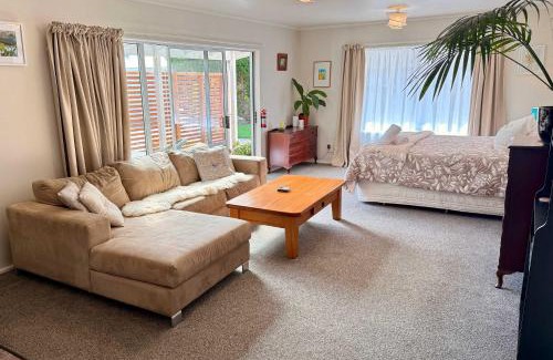 Onekaka Apartment | Matai Grove - Tranquil Bush Studio Retreat