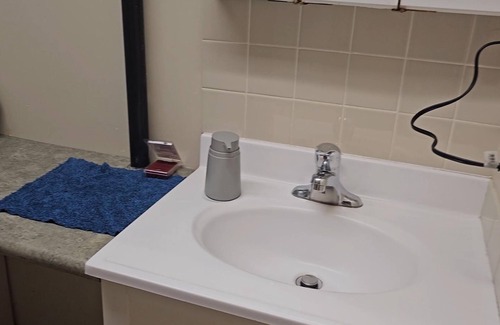 Fort Gary House | Mature neighbourhood - A Basement Room. 6 minutes to U of M. 5mins to Kings Park