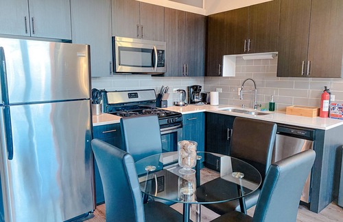Near South Side Apartment | McCormick Place 2b/2b family unit with optional parking for up to 8 guests