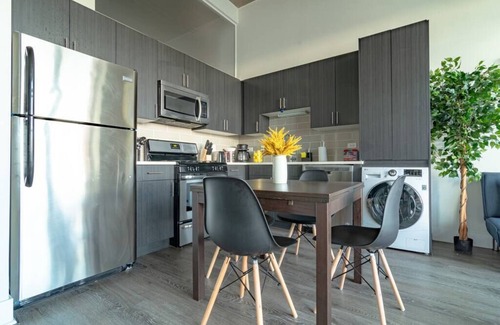 Near South Side Apartment | McCormick Place 2b/2b family unit with optional parking for up to 8 guests