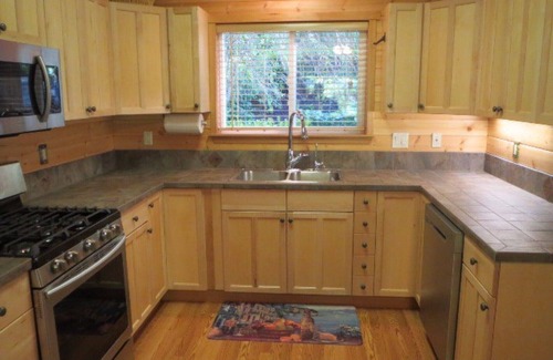 Vida House | McKenzie Riverfront-w Hottub woodstove+wood