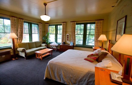 Troutdale Hotel | McMenamins Edgefield