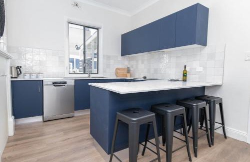 Orange House | McNamara Lane - CBD, Firepit, 7 Smart TVs, Sleeps 11