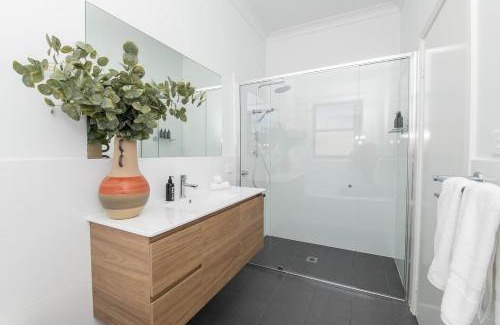 Orange House | McNamara Lane - CBD, Firepit, 7 Smart TVs, Sleeps 11